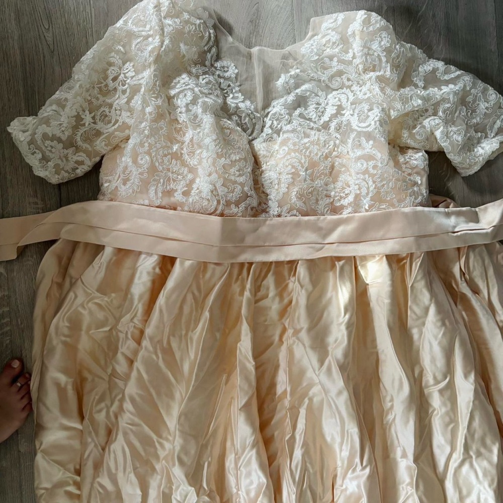 WEDDING DRESS - Picture 2 of 3